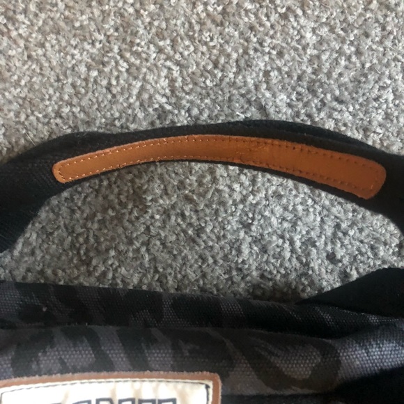 vs pink Y2K black leopard ๐ print duffle bag rhtf! - Picture 4 of 4